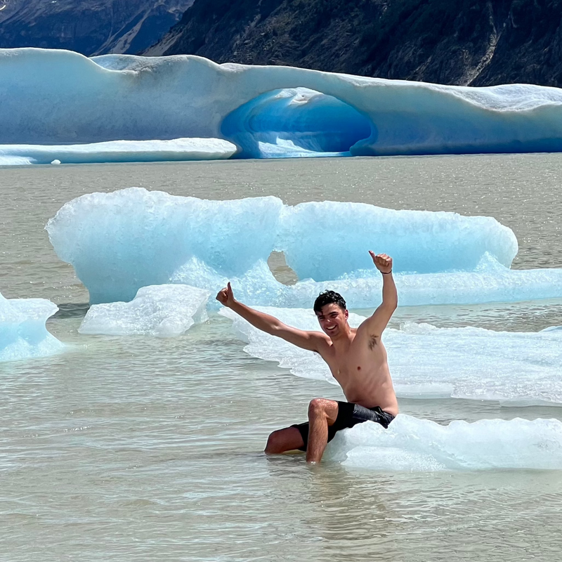 Paisaje glaciar con montañas y persona en hielo