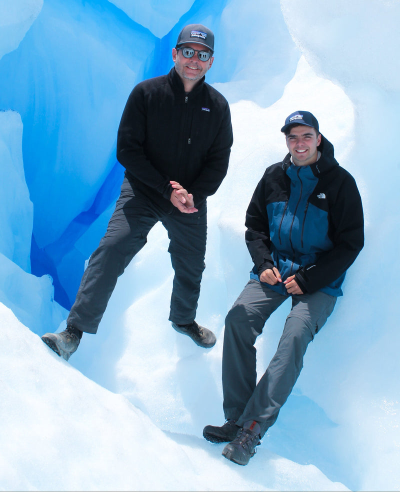 Paisaje glaciar con montañas y persona en hielo